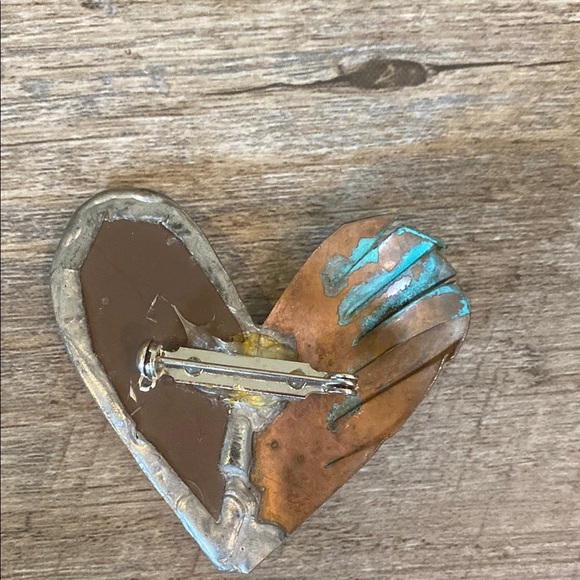 Artistic Heart-Shaped Brooch with Multicolor Design - Picture 7 of 9